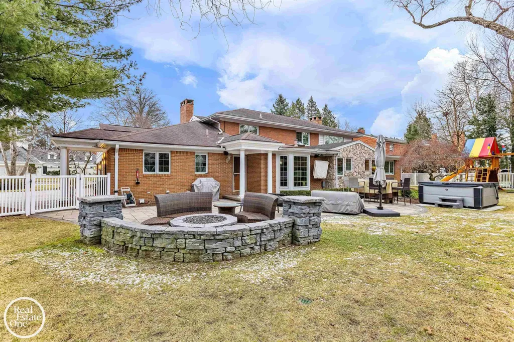 535 Ballantyne Road Village Of Grosse Pointe Shores City MI 48236