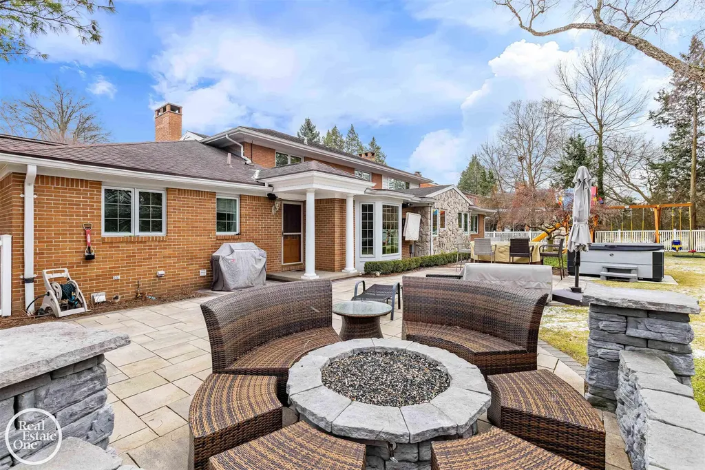 535 Ballantyne Road Village Of Grosse Pointe Shores City MI 48236