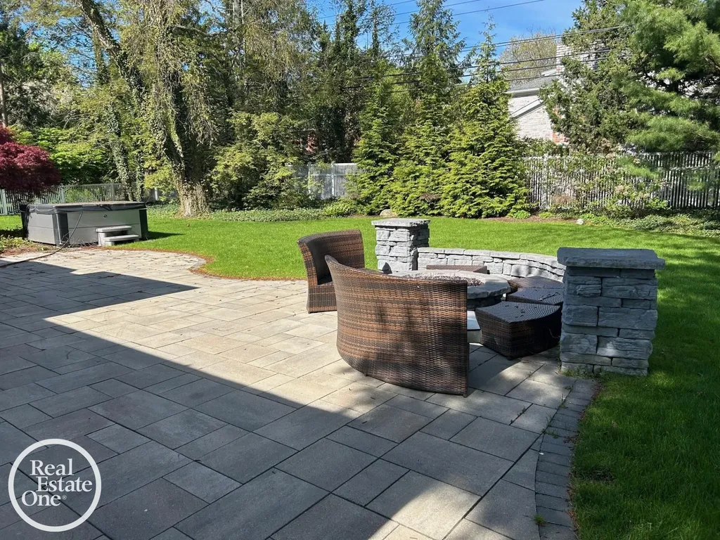 535 Ballantyne Road Village Of Grosse Pointe Shores City MI 48236