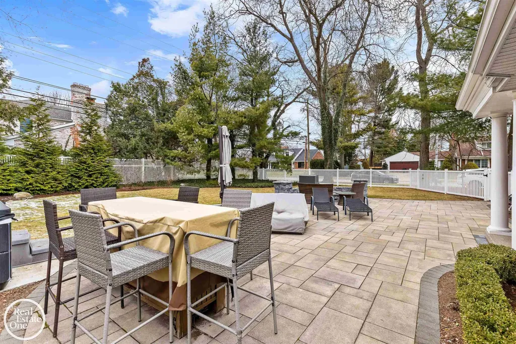 535 Ballantyne Road Village Of Grosse Pointe Shores City MI 48236