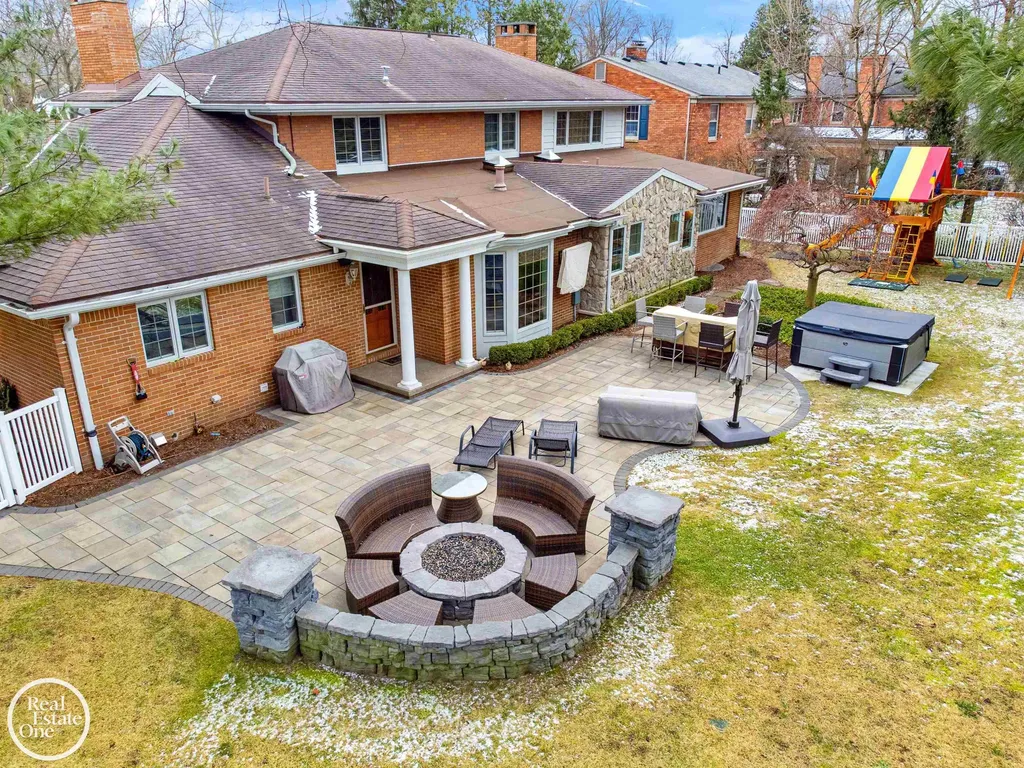 535 Ballantyne Road Village Of Grosse Pointe Shores City MI 48236