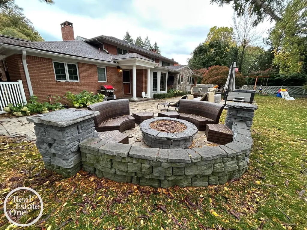 535 Ballantyne Road Village Of Grosse Pointe Shores City MI 48236
