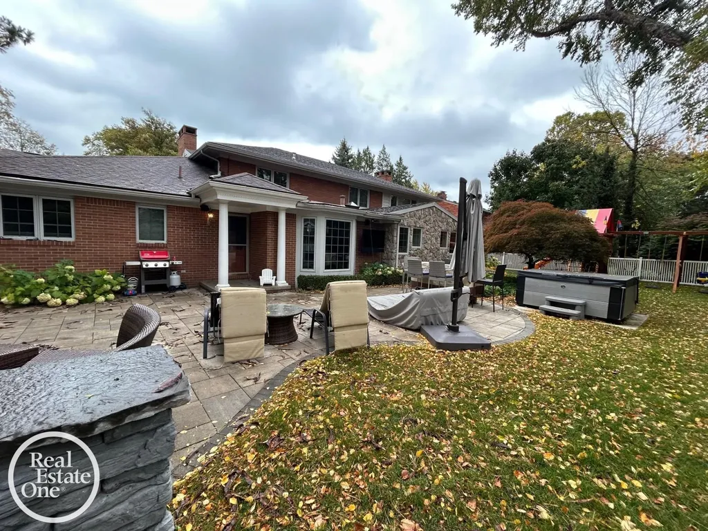 535 Ballantyne Road Village Of Grosse Pointe Shores City MI 48236