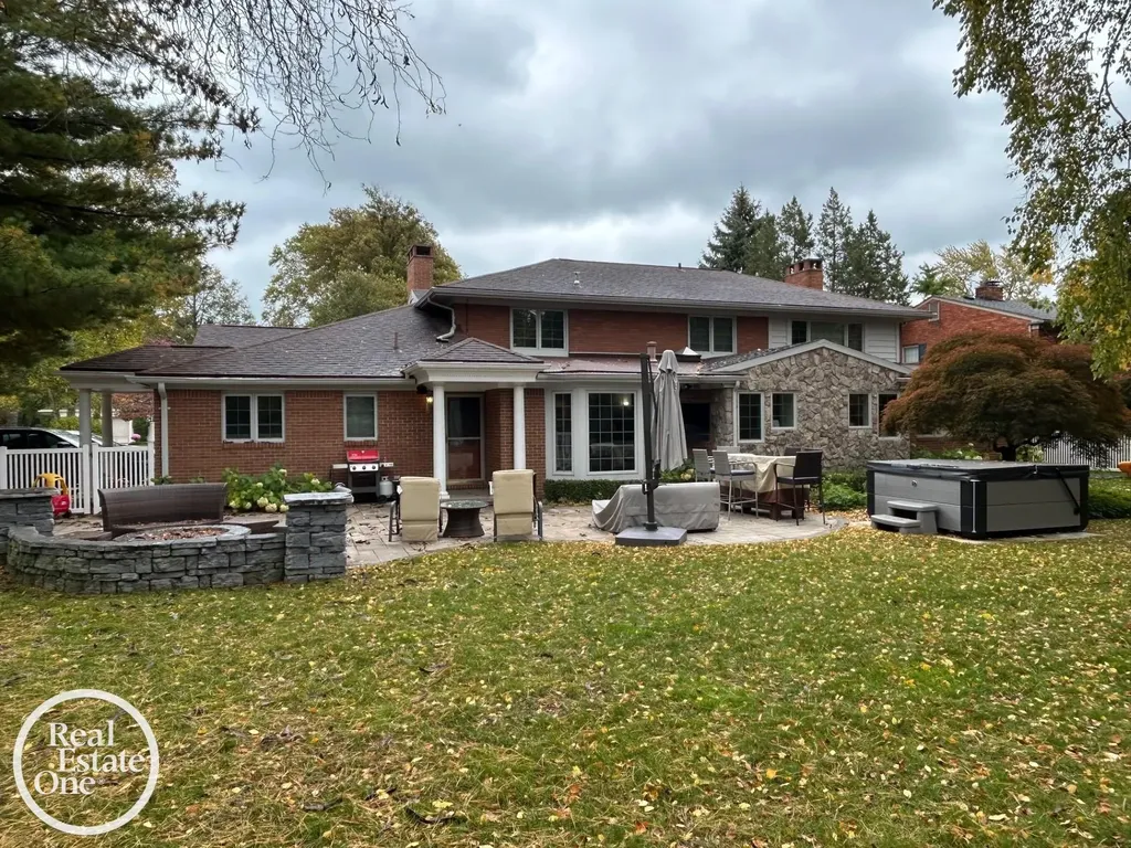 535 Ballantyne Road Village Of Grosse Pointe Shores City MI 48236