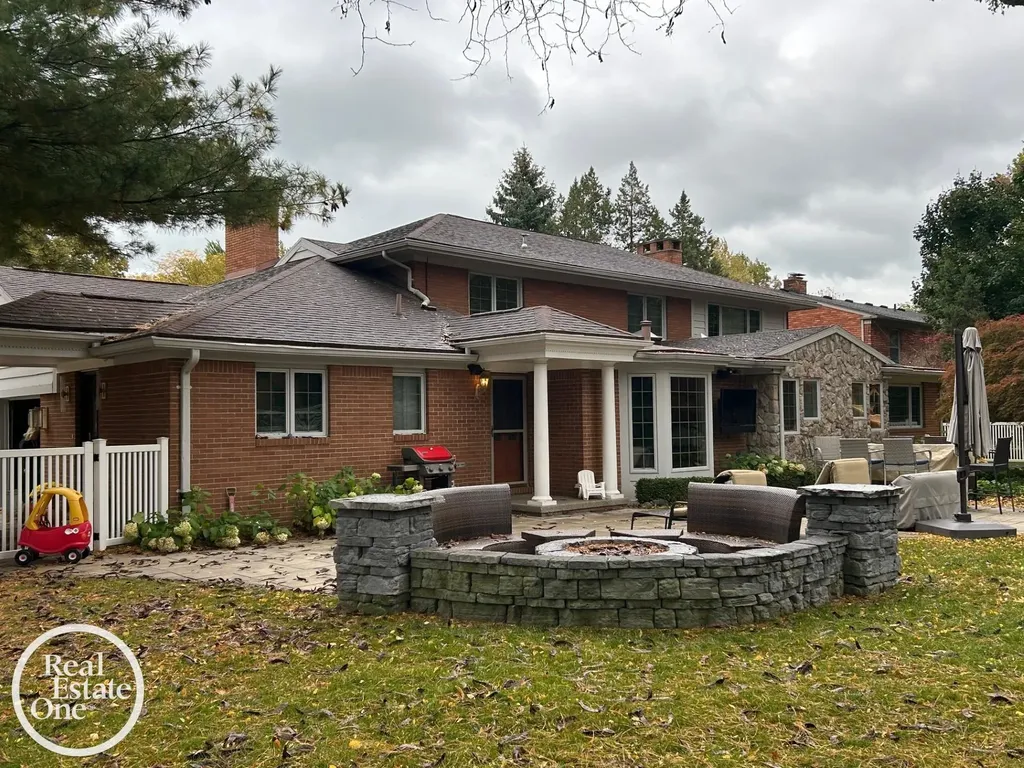 535 Ballantyne Road Village Of Grosse Pointe Shores City MI 48236