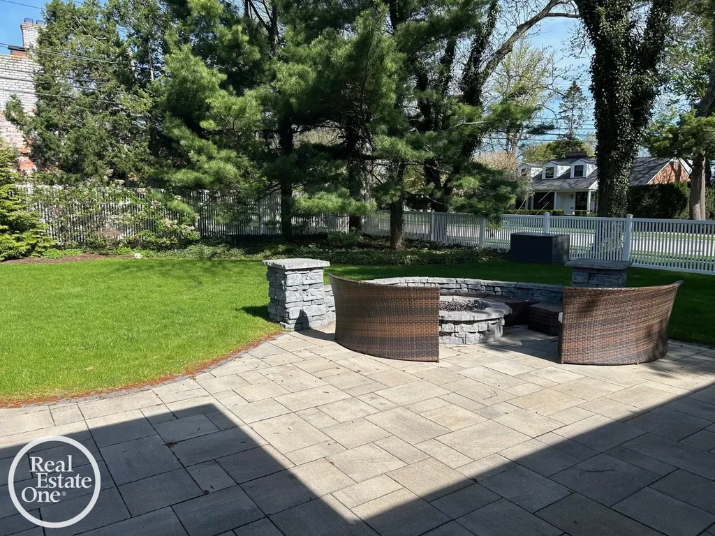 535 Ballantyne Road Village Of Grosse Pointe Shores City MI 48236