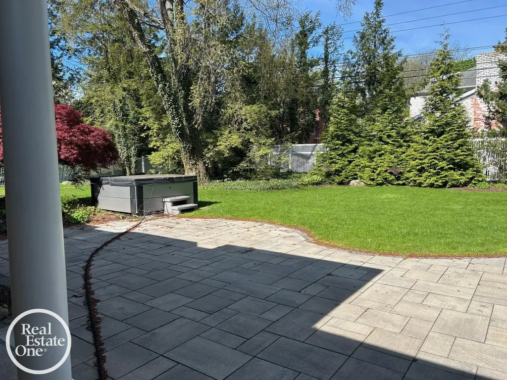 535 Ballantyne Road Village Of Grosse Pointe Shores City MI 48236