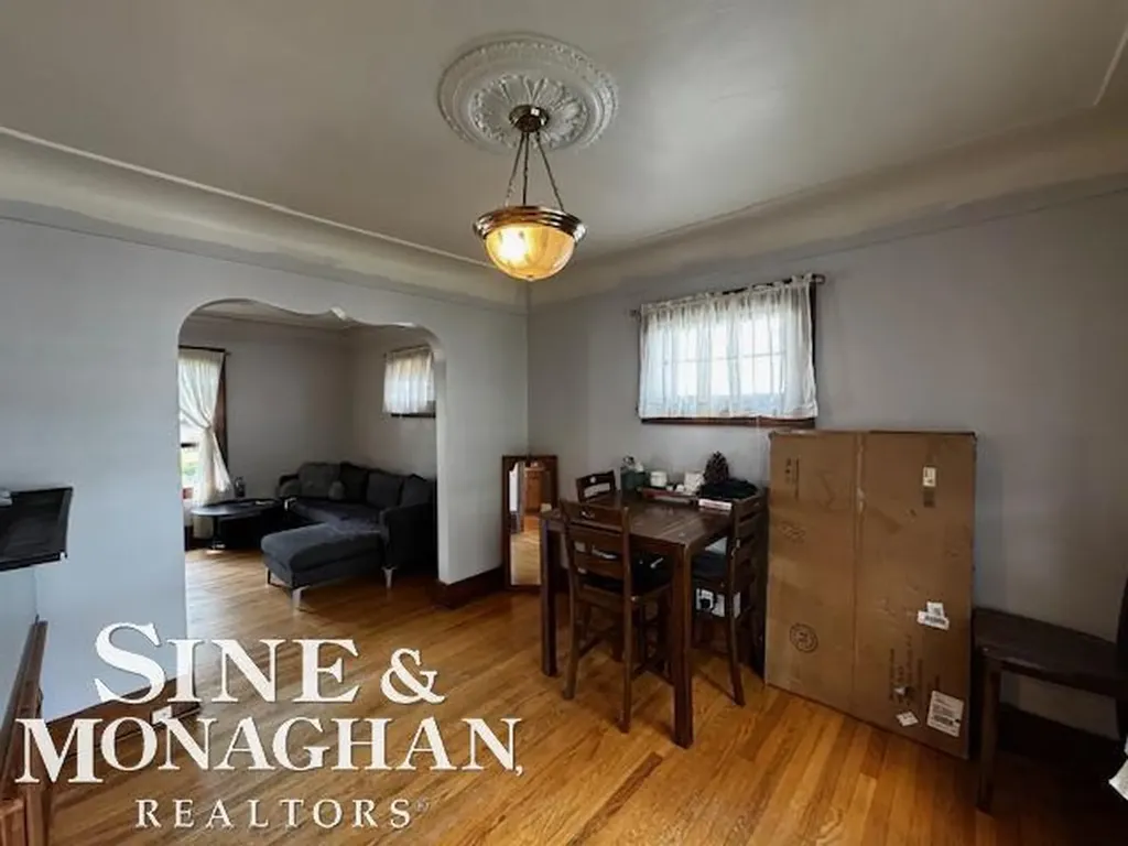 35230 Chestnut Street Wayne City MI 48184