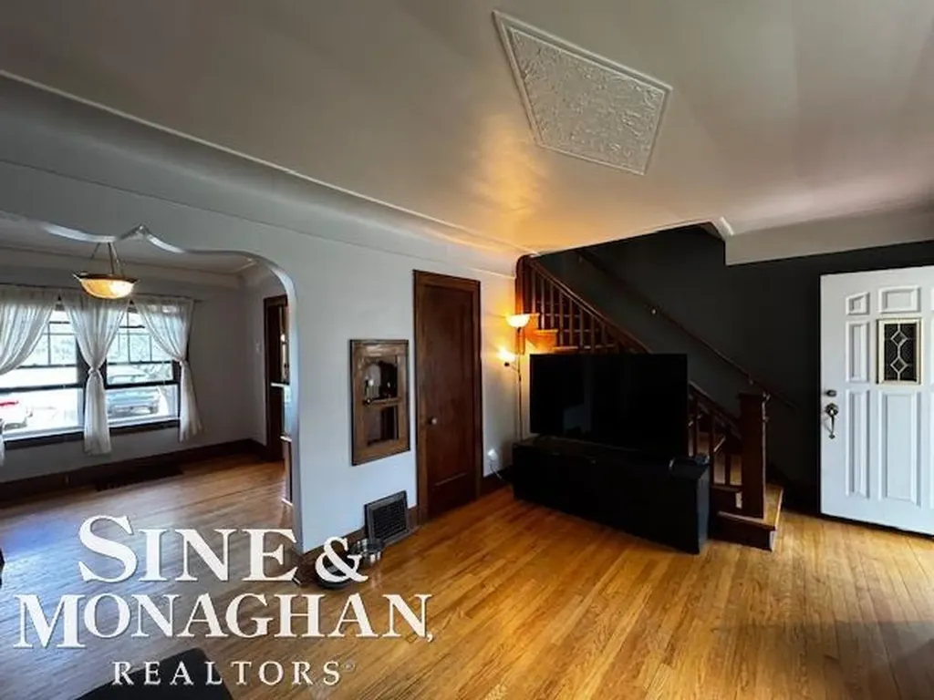 35230 Chestnut Street Wayne City MI 48184