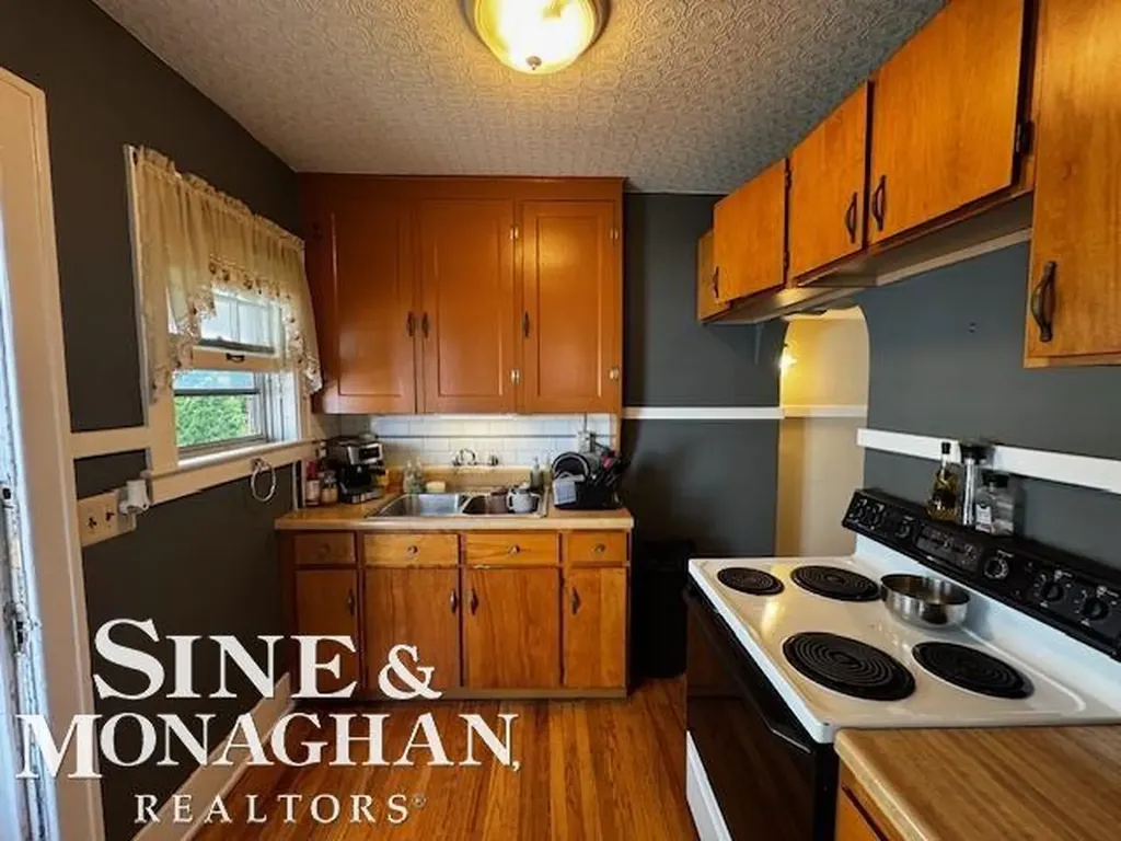 35230 Chestnut Street Wayne City MI 48184
