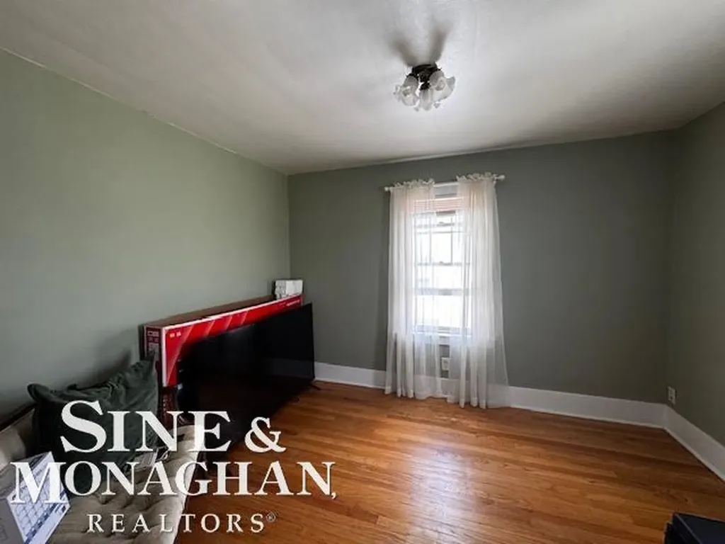 35230 Chestnut Street Wayne City MI 48184