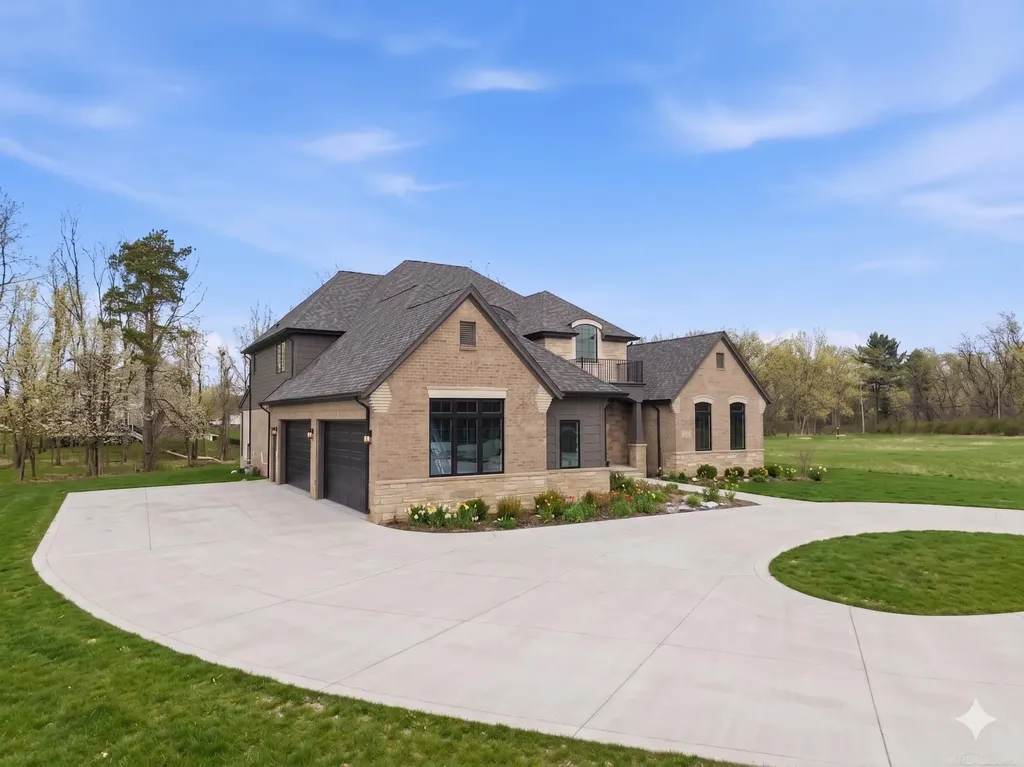 1055 Avon Road Rochester Hills City MI 48307