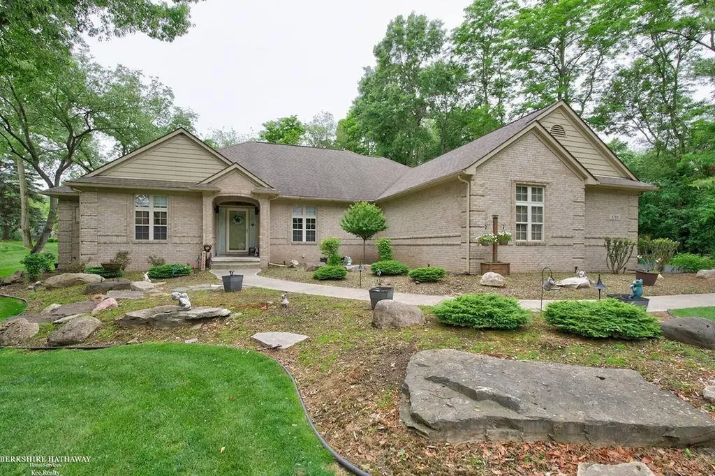 1712 Wood Trail Oxford Charter Township MI 48371