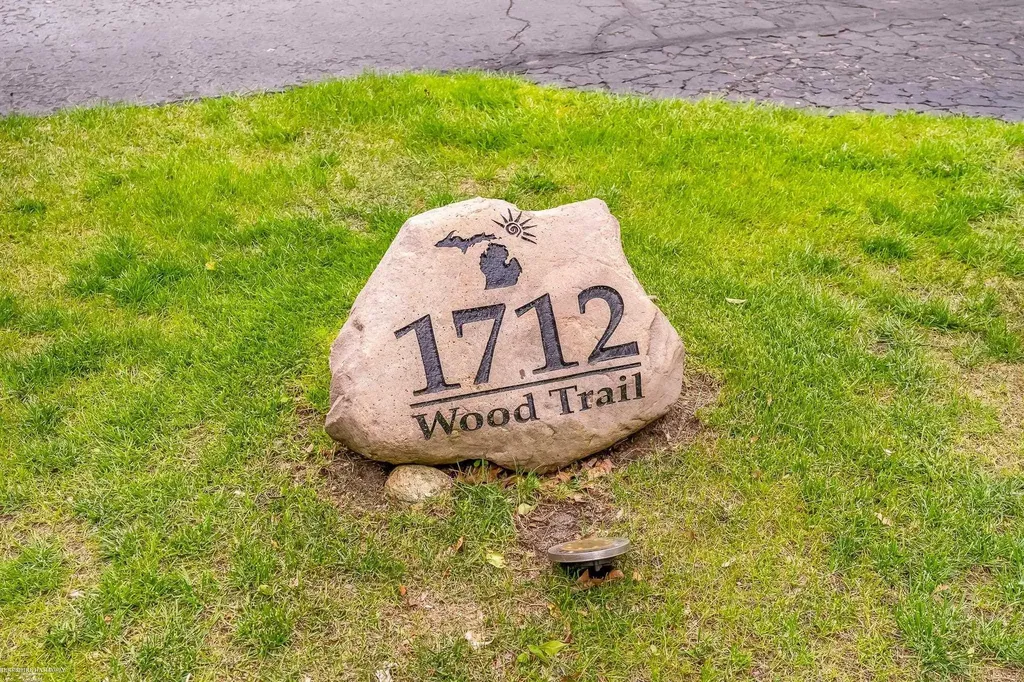 1712 Wood Trail Oxford Charter Township MI 48371