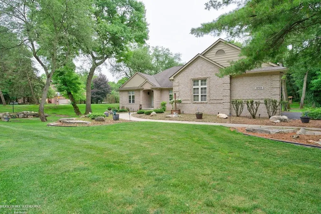 1712 Wood Trail Oxford Charter Township MI 48371