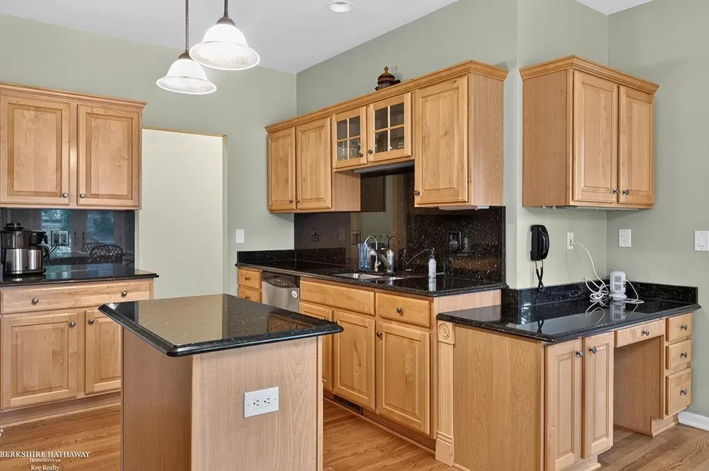 1712 Wood Trail Oxford Charter Township MI 48371