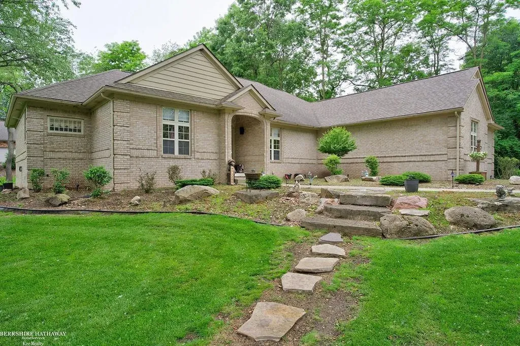 1712 Wood Trail Oxford Charter Township MI 48371
