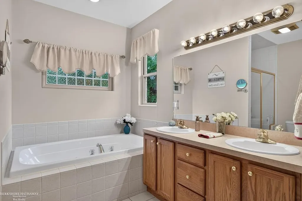 1712 Wood Trail Oxford Charter Township MI 48371