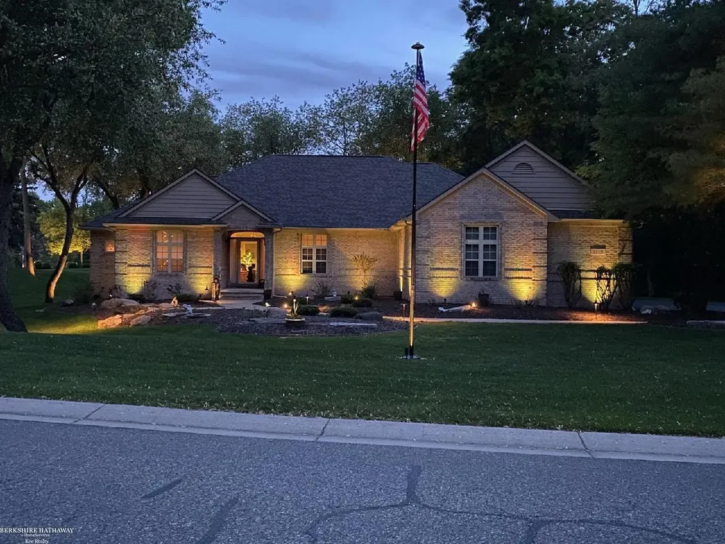1712 Wood Trail Oxford Charter Township MI 48371