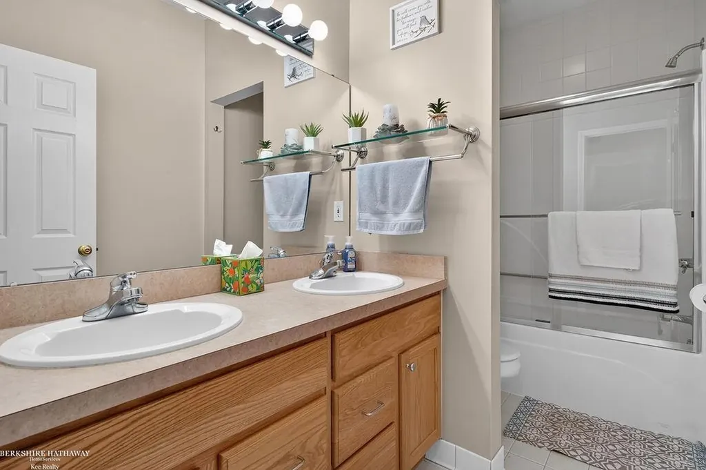 1712 Wood Trail Oxford Charter Township MI 48371