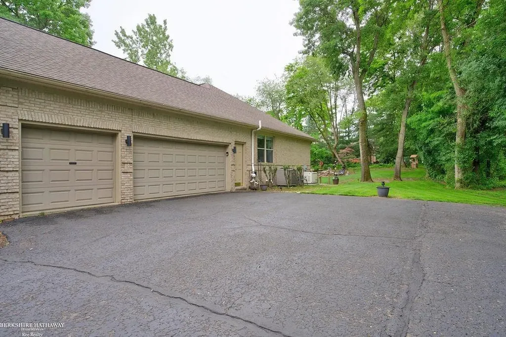 1712 Wood Trail Oxford Charter Township MI 48371