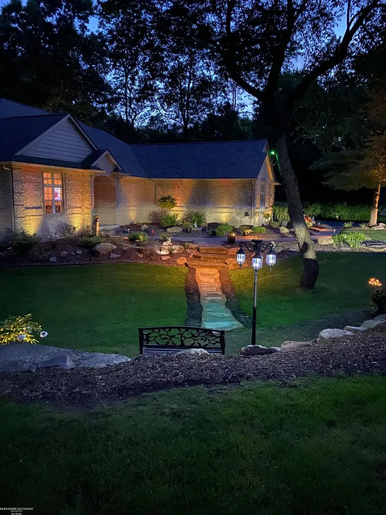 1712 Wood Trail Oxford Charter Township MI 48371