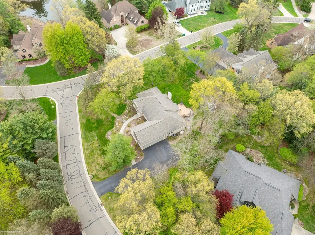 1712 Wood Trail Oxford Charter Township MI 48371