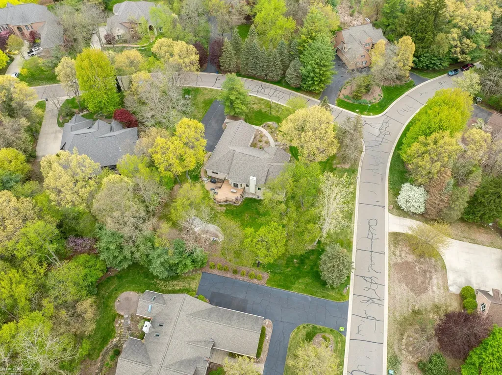 1712 Wood Trail Oxford Charter Township MI 48371