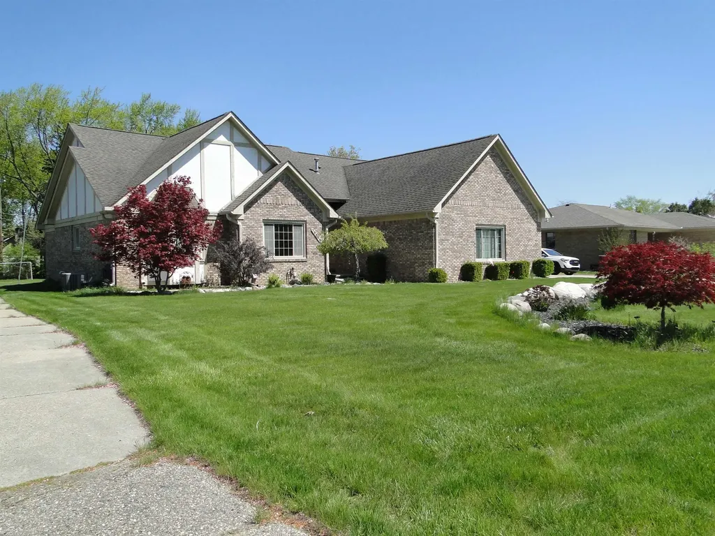 19549 Dixie Drive Clinton Charter Township MI 48035