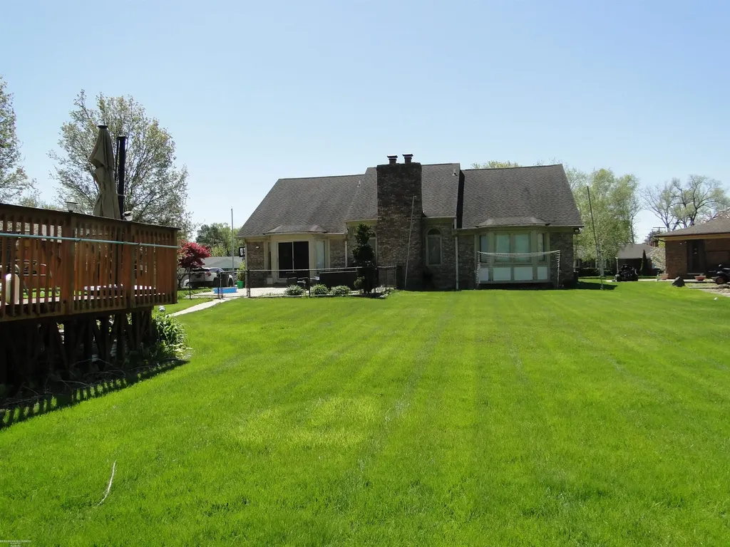 19549 Dixie Drive Clinton Charter Township MI 48035