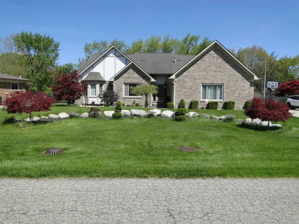 19549 Dixie Drive Clinton Charter Township MI 48035