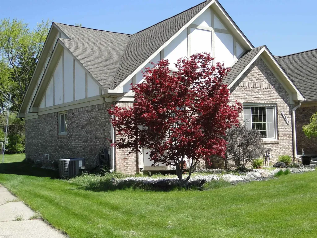 19549 Dixie Drive Clinton Charter Township MI 48035