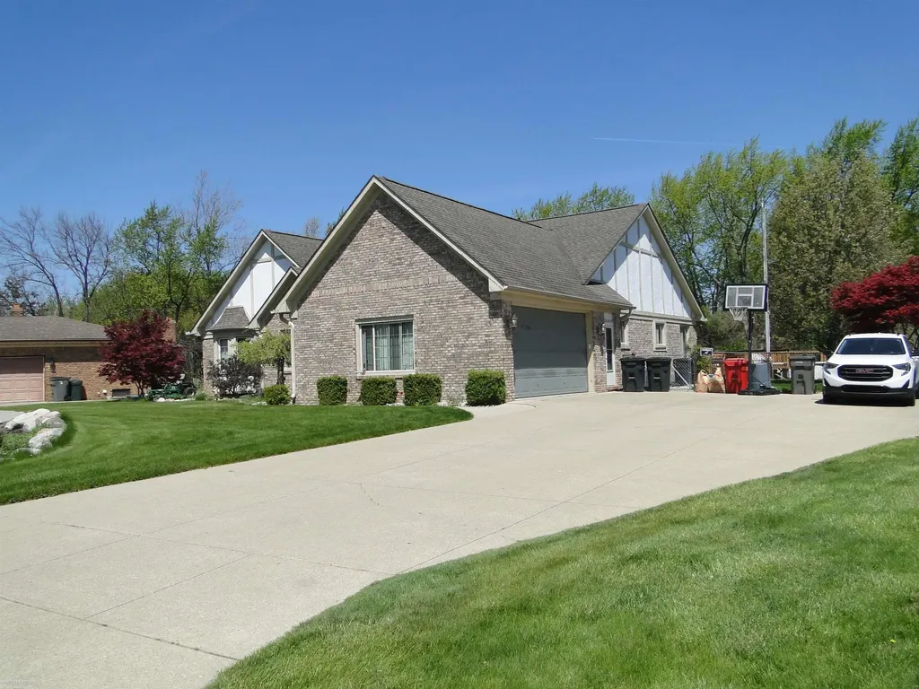 19549 Dixie Drive Clinton Charter Township MI 48035