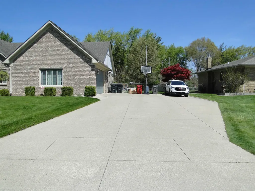 19549 Dixie Drive Clinton Charter Township MI 48035