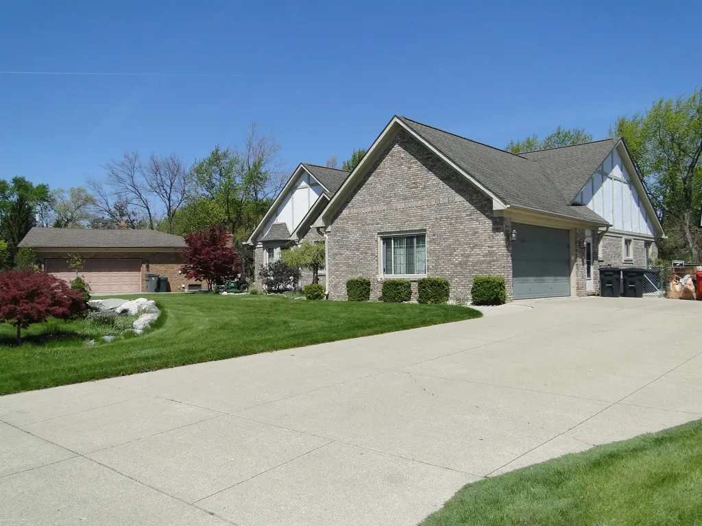 19549 Dixie Drive Clinton Charter Township MI 48035