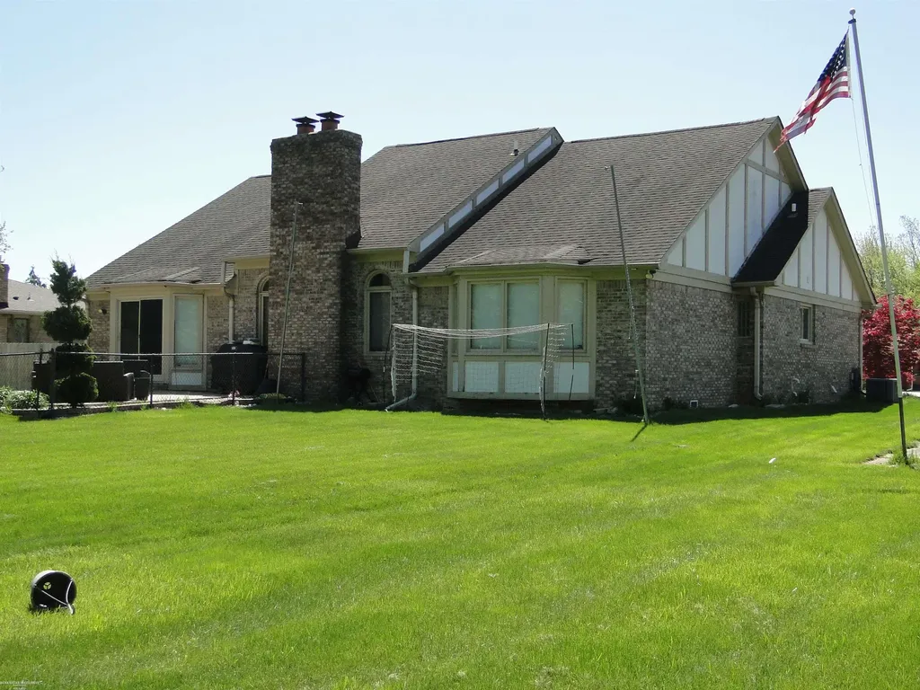 19549 Dixie Drive Clinton Charter Township MI 48035