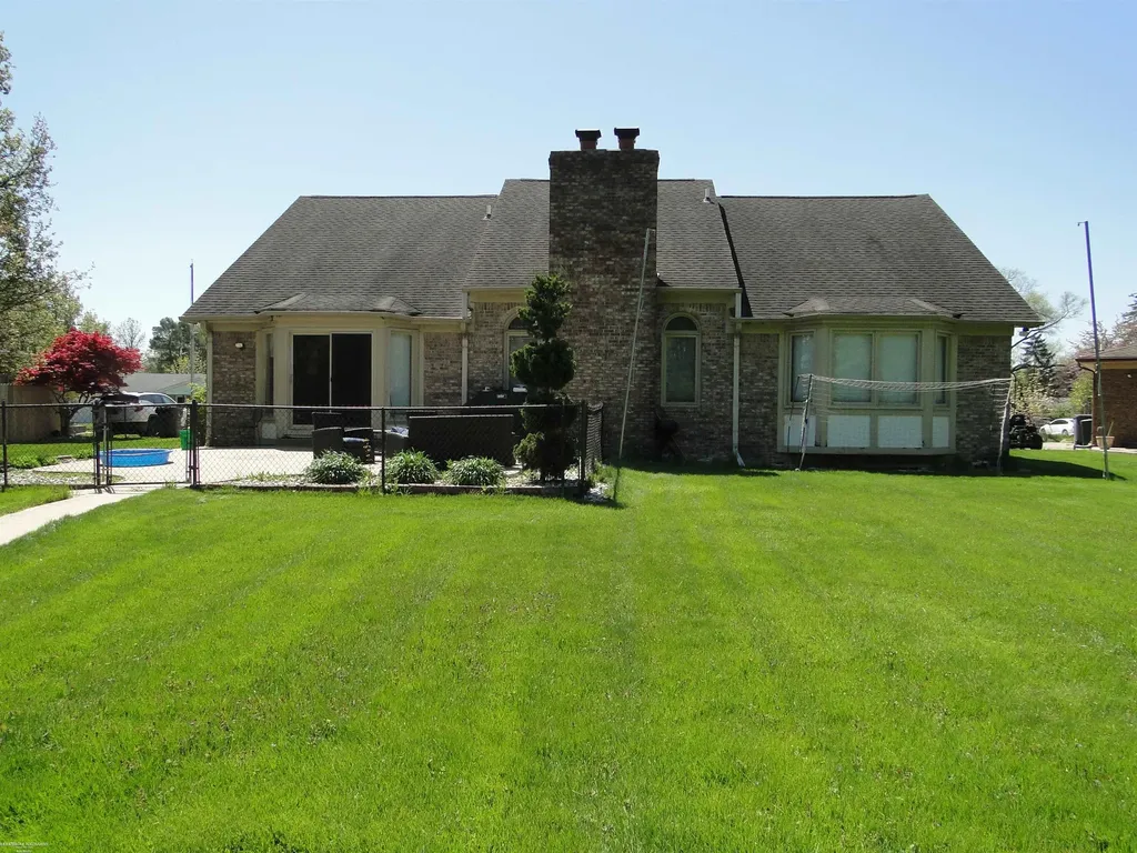 19549 Dixie Drive Clinton Charter Township MI 48035