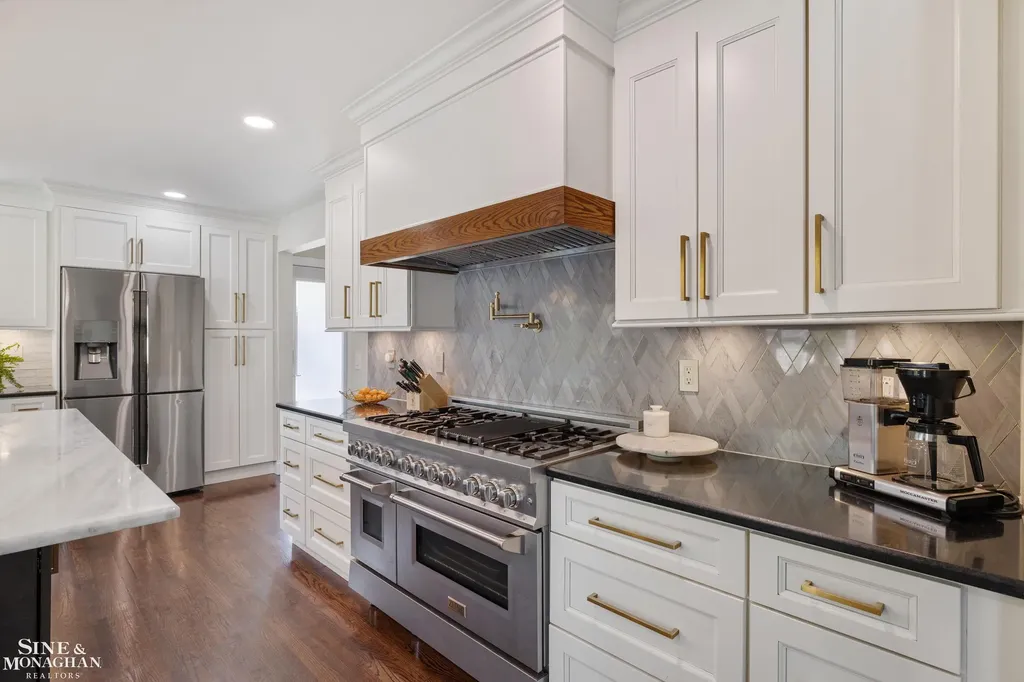 56 Hampton Road Village Of Grosse Pointe Shores City MI 48236