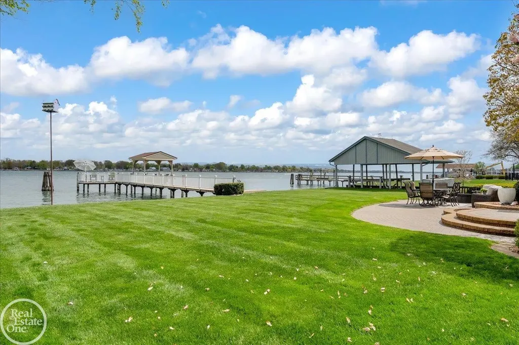 7827 S River Road Cottrellville Township MI 48039
