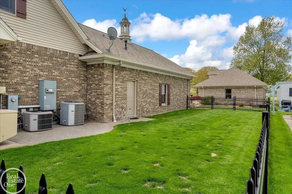 7827 S River Road Cottrellville Township MI 48039