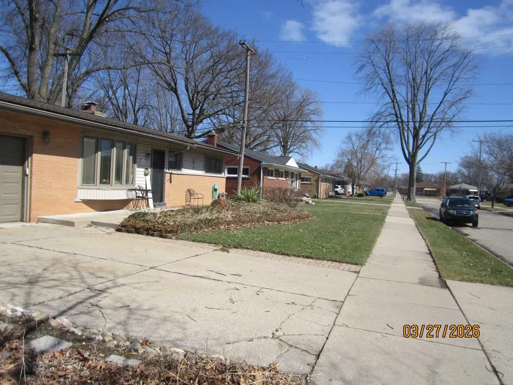 21181 Gordon Road St. Clair Shores City MI 48081