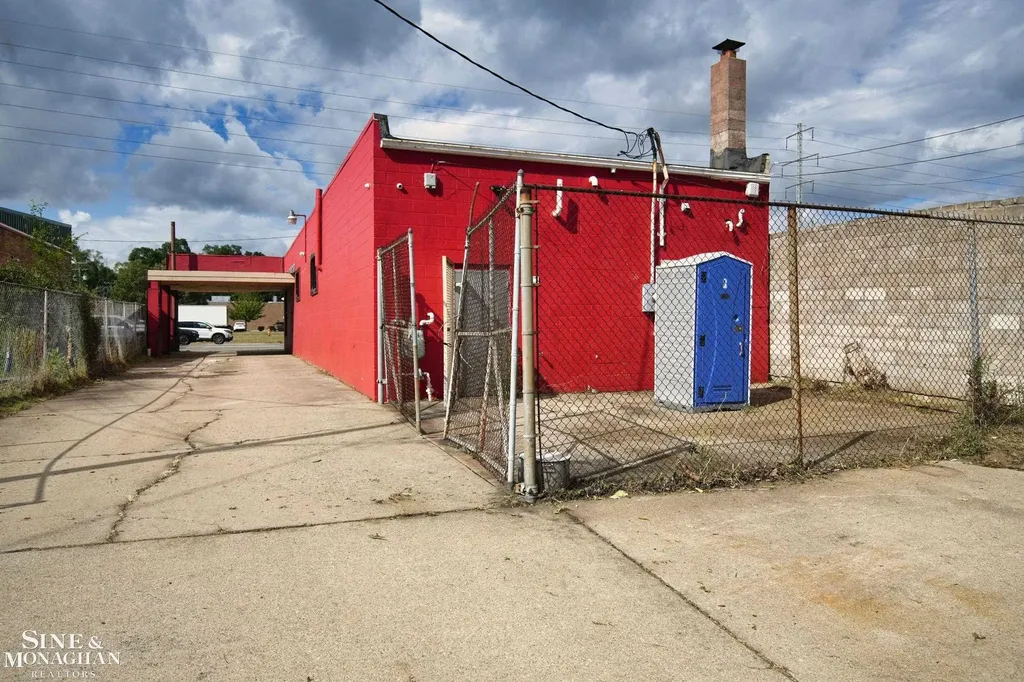 8235 W 8 Mile Road Detroit City MI 48221