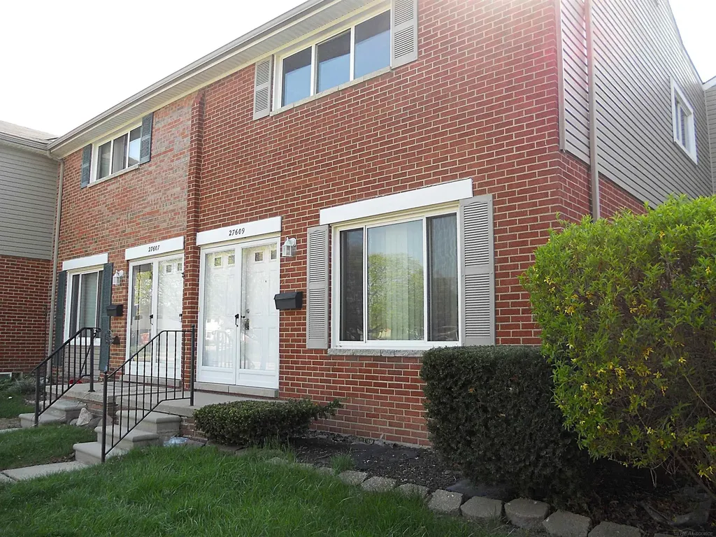 27609 Evelyn Avenue Warren City MI 48093