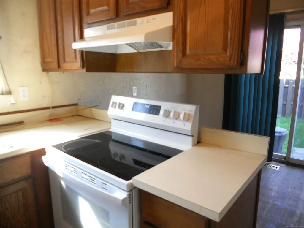 27609 Evelyn Avenue Warren City MI 48093