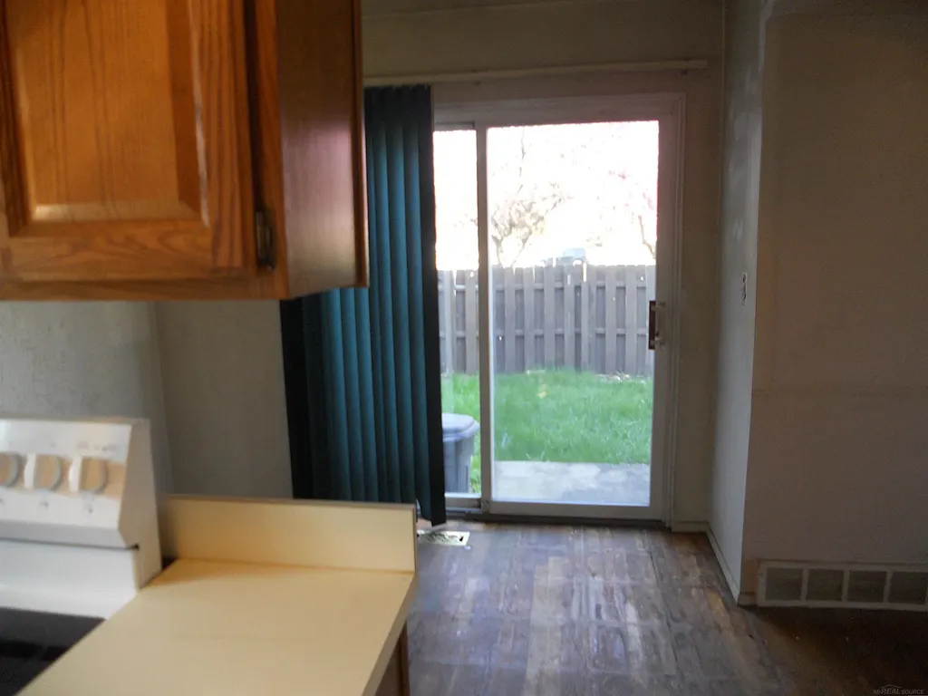27609 Evelyn Avenue Warren City MI 48093