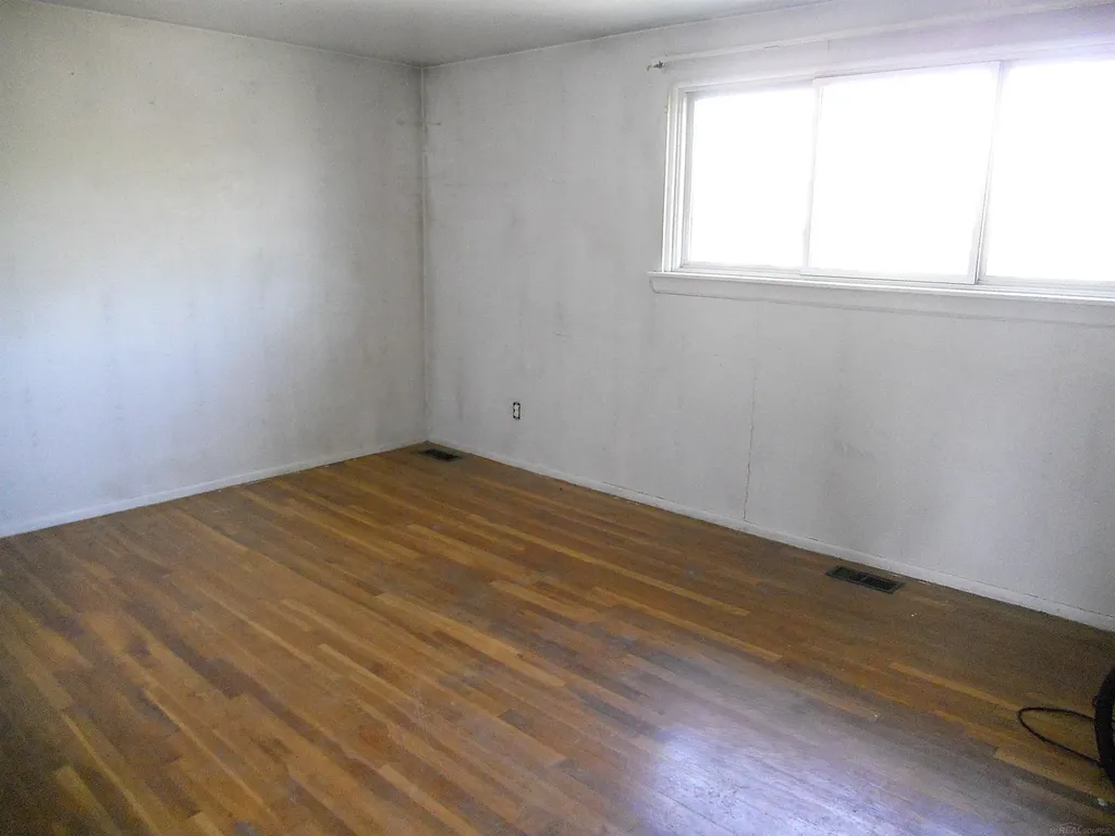 27609 Evelyn Avenue Warren City MI 48093