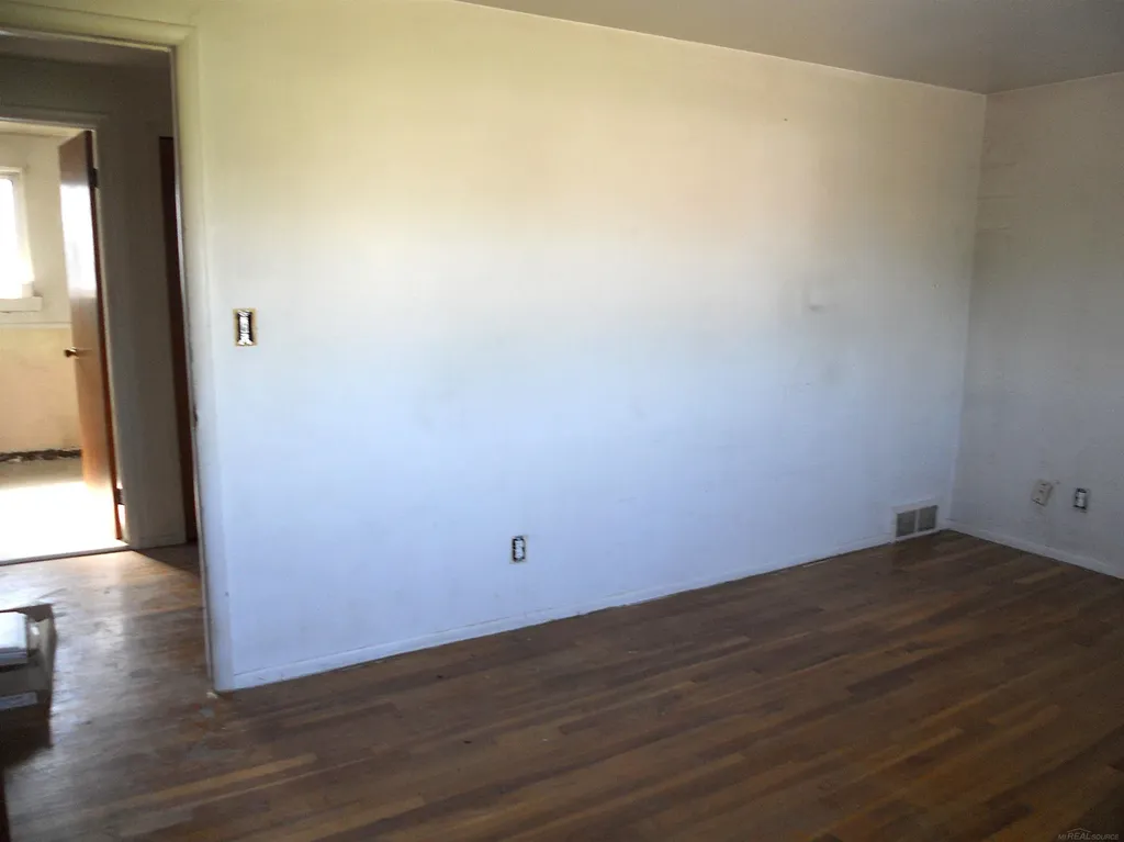 27609 Evelyn Avenue Warren City MI 48093