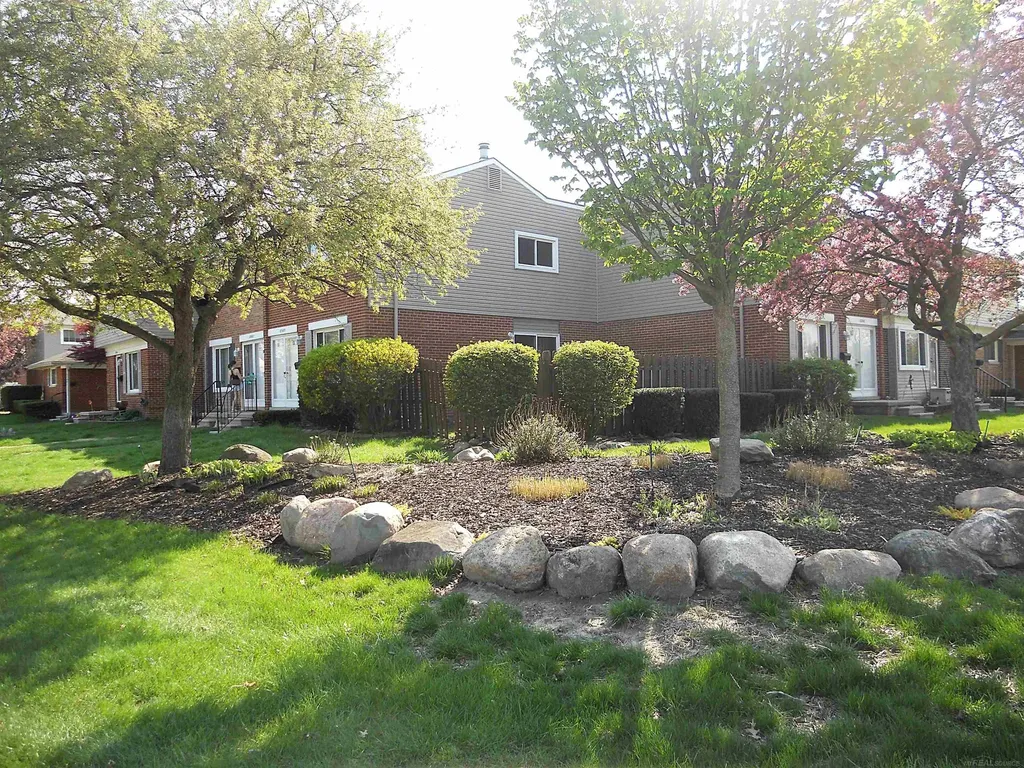27609 Evelyn Avenue Warren City MI 48093