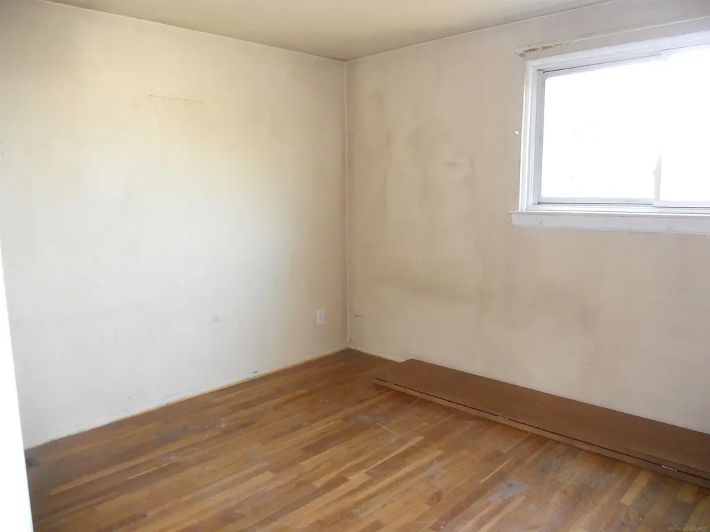 27609 Evelyn Avenue Warren City MI 48093