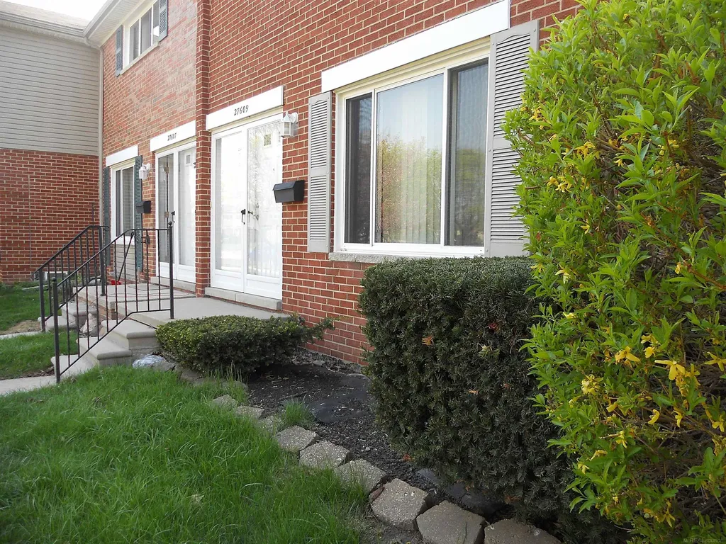 27609 Evelyn Avenue Warren City MI 48093